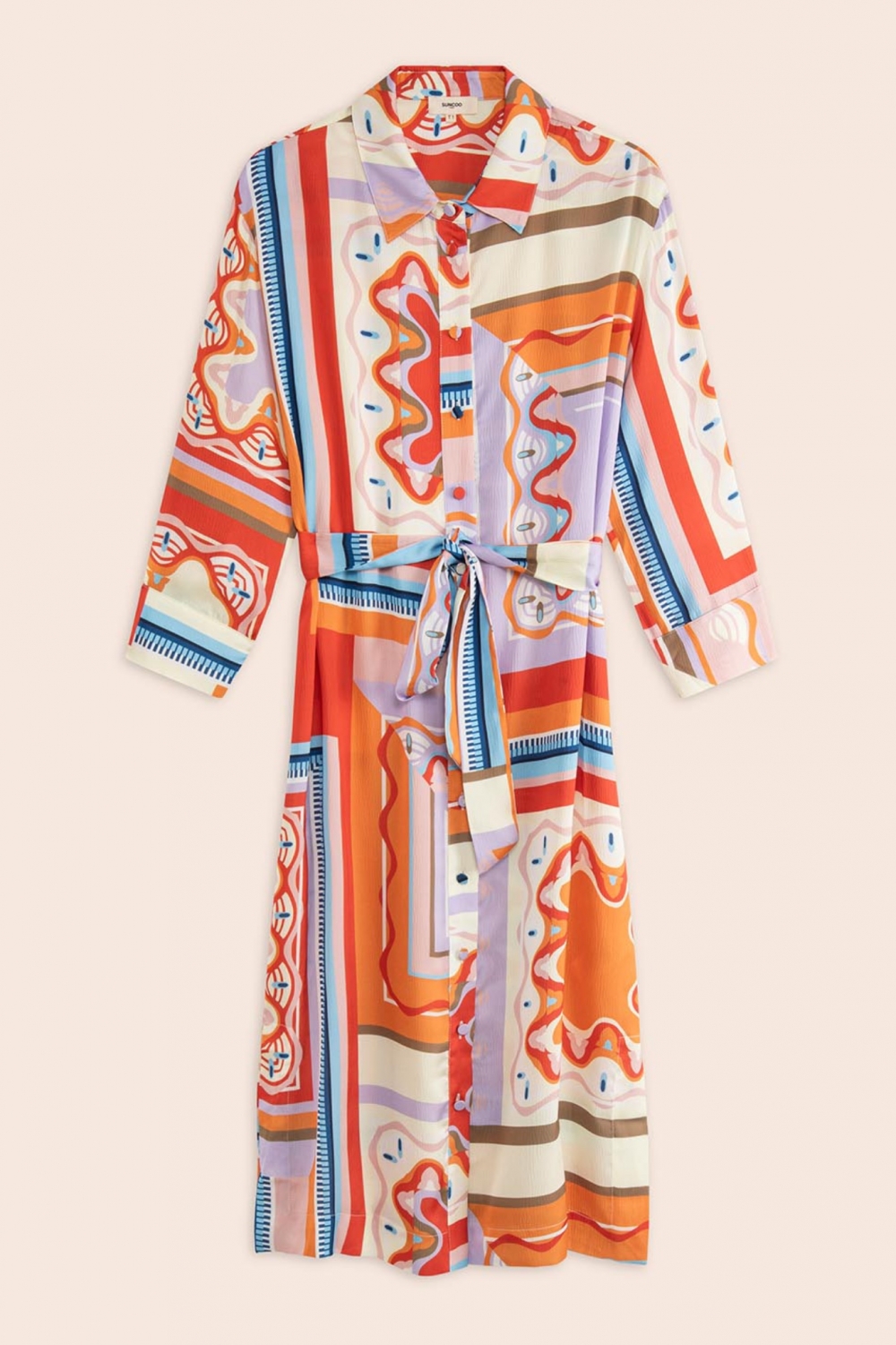 Stilig skjortekjole fra Suncoo Paris i et fantastisk grafisk print. Kjolen har klassisk krage, knappelukking og avtagbart belte i midjen. Den har midi lengde og ikke full lengde på ermene. 