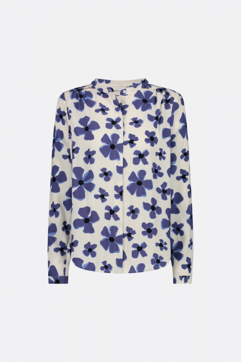 Stilig bluse fra Fabienne Chapot med blomsterprint i blåtoner. Blusen har en avslappet passform, rund hals og skjult knappelukking. Den er laget i en flott viskosekvalitet. 