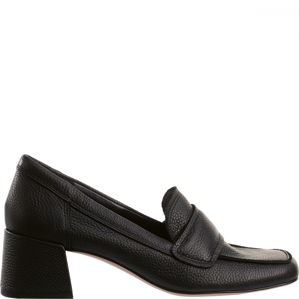 Superkul loafer med blokkhæl fra Högl. Skoene er laget av teksturert svart skinn i en moderne loafer-stil vi alle elsker. Perfekt å kombinere med både bukse og skjørt.
