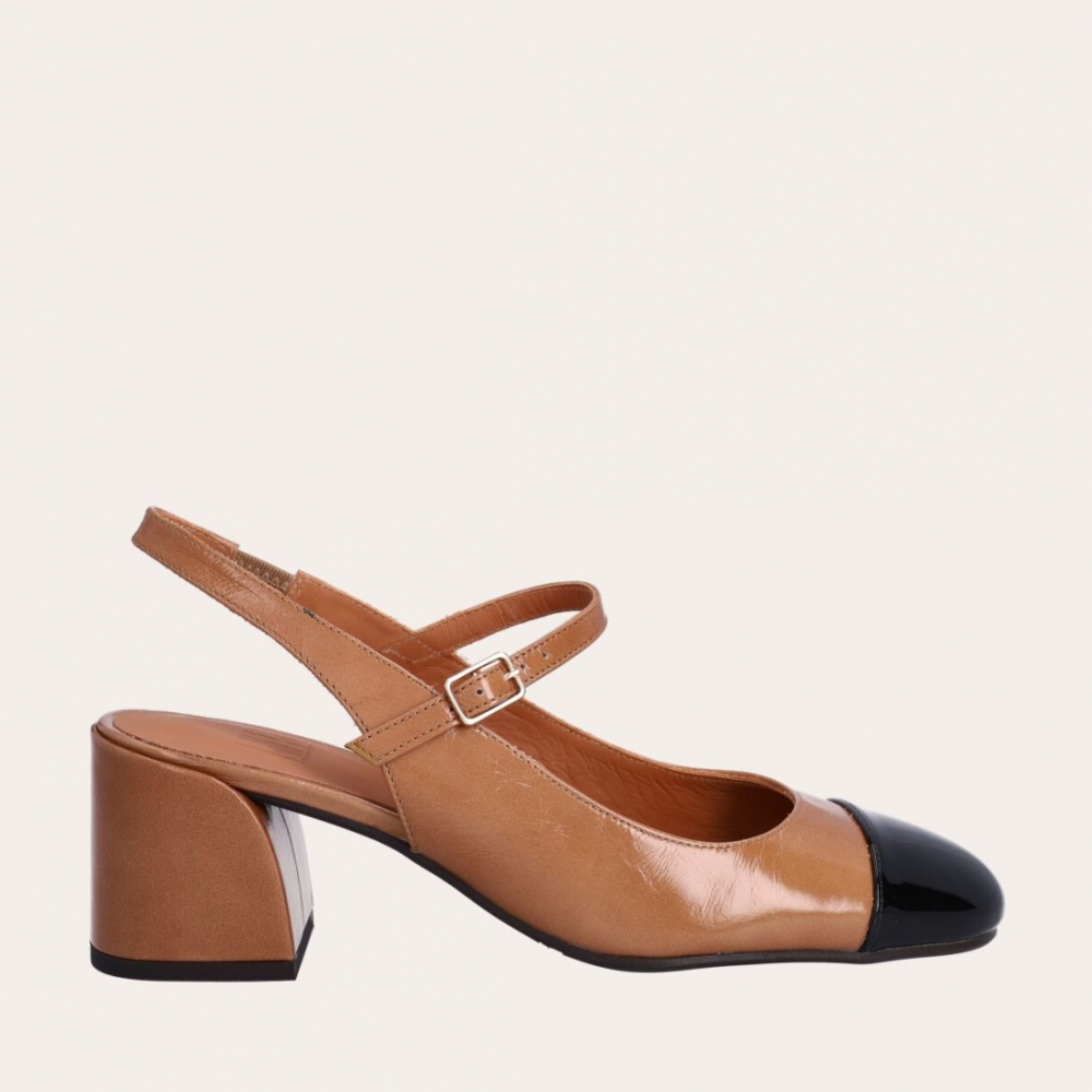 Fantastisk fine slingbacks fra Billi Bi en deliakat karamell brun farge med sort tå. Disse flotte skoene vil gi det lille ekstra til ethvert antrekk. Skoene har blokkhæl, slingback med strikk og regulerbar stropp over vristen.