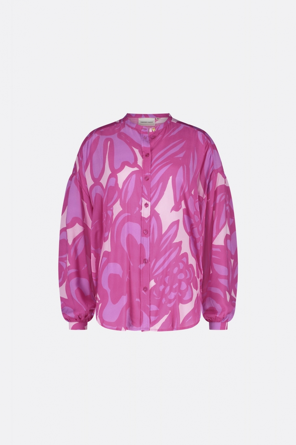 En sikkelig kul, oversized bluse fra Fabienne Chapot i et fantastisk rosa print. Blusen har rund hals, knappelukking, lav skuldersøm og ballongermer. Laget av 100% LENZING™ ECOVERO™.